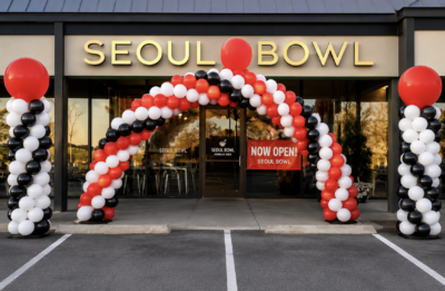Alternative view of Deluxe Balloon Columns & Balloon Arch Package