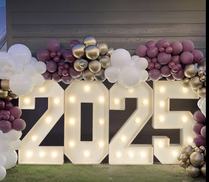 2025 MARQUEE NUMBERS 2025 MARQUEE NUMBERS WITH BALLOON GARLAND